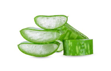 Dilim aloe vera beyaz kırpma yolu üzerinde izole