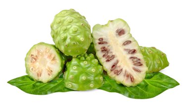 Beyaz kırpma yoluyla izole Noni meyve