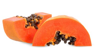 Beyaz kırpma yolu üzerinde izole dilim papaya