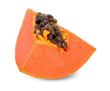 Beyaz kırpma yolu üzerinde izole dilim papaya
