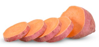 Beyaz, patates kırpma yolunda izole edilmiş tatlı patates dilimleri.