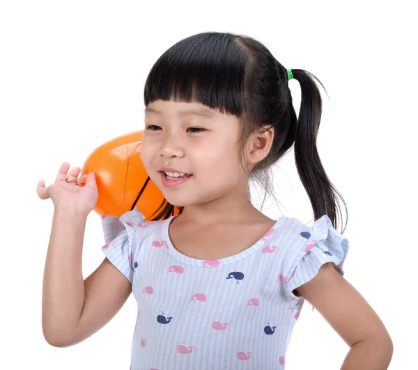 Gadis Kecil Asia Memegang Balon Oranye Terisolasi Pada Latar Belakang — Stok Foto