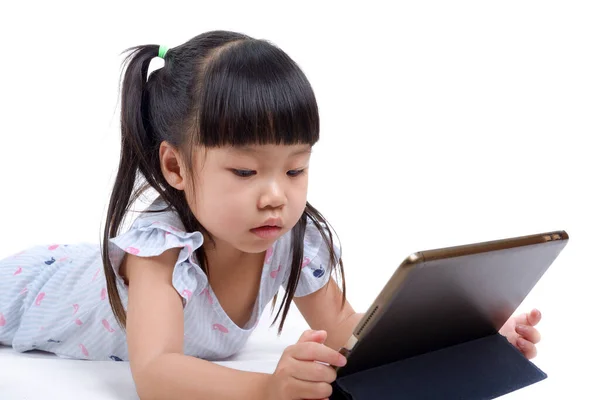 Asiático Menina Olhando Tablet Isolado Fundo Branco — Fotografia de Stock