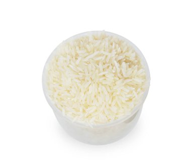 Beyaz arka planda izole edilmiş ölçü kabında pirinç var. pirinç kırpma yolu