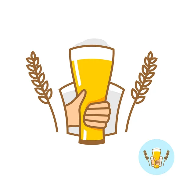 Vaso de cerveza con logo de espigas de trigo y mano — Vector de stock