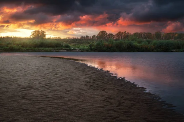 Spiegelung Des Schönen Sonnenuntergangs Flussufer — Stockfoto