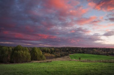 güzel gün batımı eğimli alanda erken güz