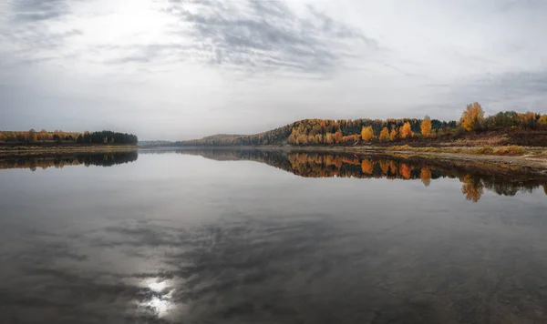 Blick Auf Den Fluss Herbst Bewölkten Tag — Stockfoto