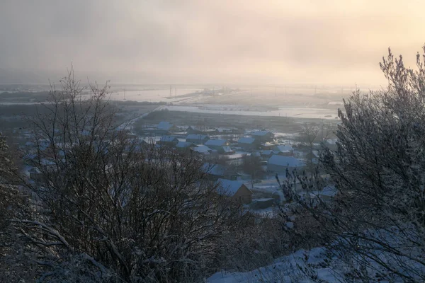 Uitzicht Het Dorp Mist Van Een Ijzig Ochtend — Stockfoto