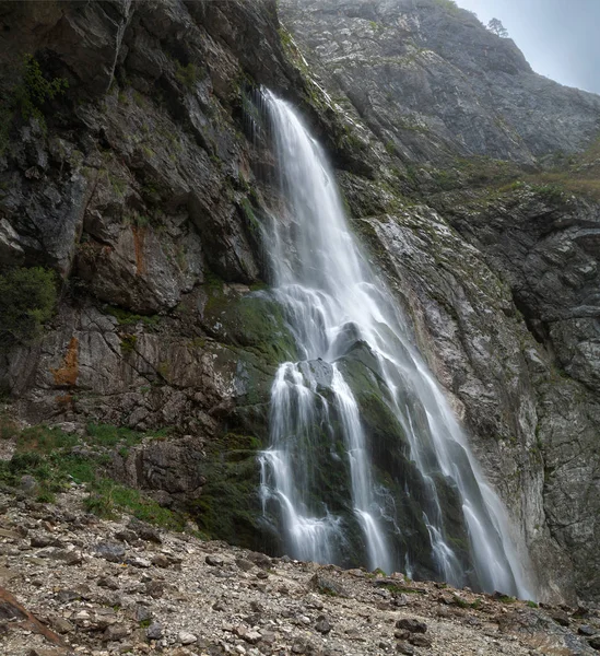 rock akan şelale üzerinden su akar