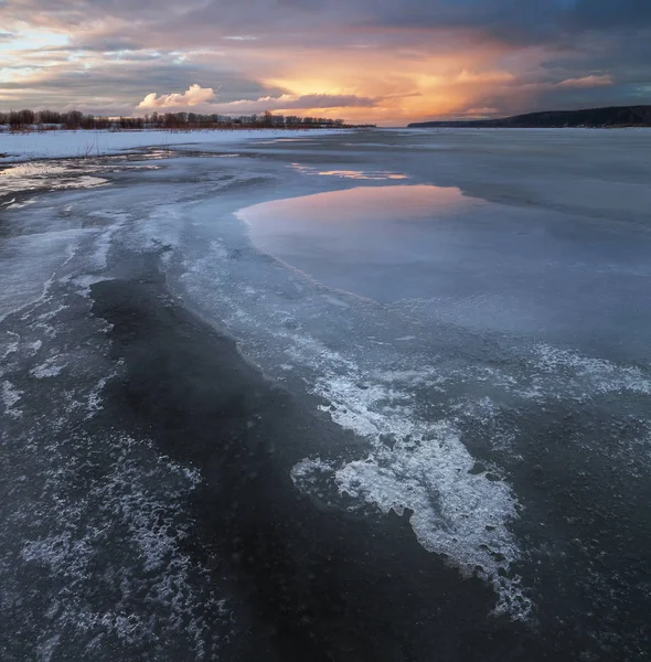 Tramonto Riflette Nel Disgelo Del Fiume — Foto Stock