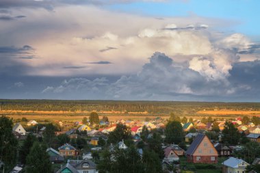 Dramatik gökyüzü ile kırsal manzara