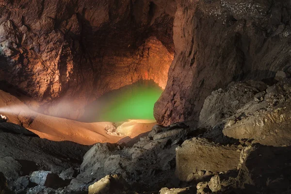 Lac Souterrain Dans Grotte Illuminé Par Lumière Une Lanterne — Photo