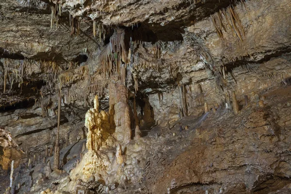Сталактитов и сталагмитов в пещере — стоковое фото