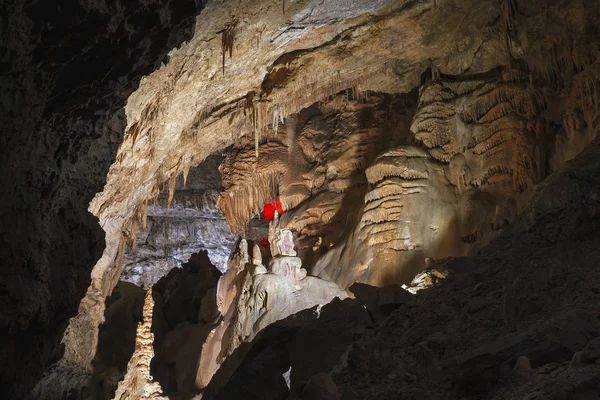 Stalactites et stalagmites dans la grotte — Photo