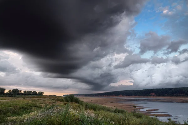 Céu tempestuoso sobre o rio — Fotografia de Stock