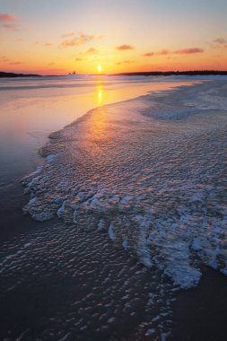 buz üzerinde gün batımı yansıması