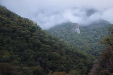 akşam bulutlarda dağ zirveleri