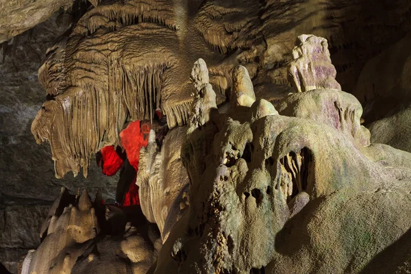 Stalactites grotte en forme de tête de chien — Photo