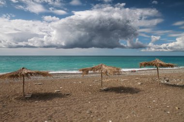 kumlu sahilde üç güneşlik