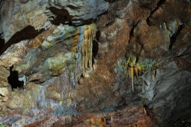 sarkıt mağara tavandan asmak