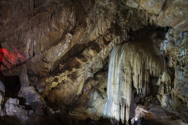 Stalactites et stalagmites dans la grotte sont illuminées par l'artif — Photo
