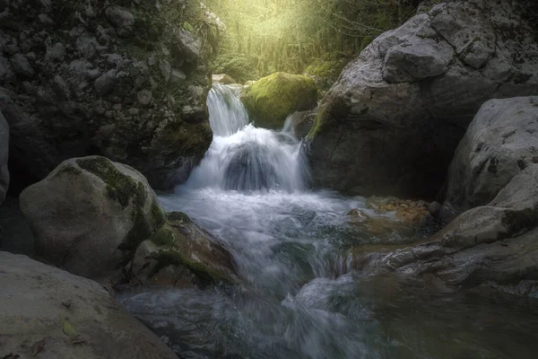 Lumière Soleil Éclaire Une Cascade Parmi Les Énormes Rochers Forêt — Photo