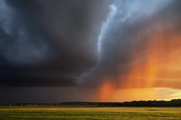 Matahari Terbenam Dramatis Dan Hujan Bidang Musim Panas — Stok Foto
