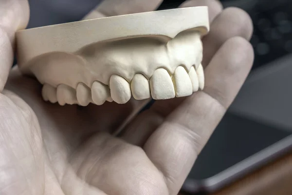 Render Sahte Diş Gösterilen Tablet Tutan Kişi — Stok fotoğraf