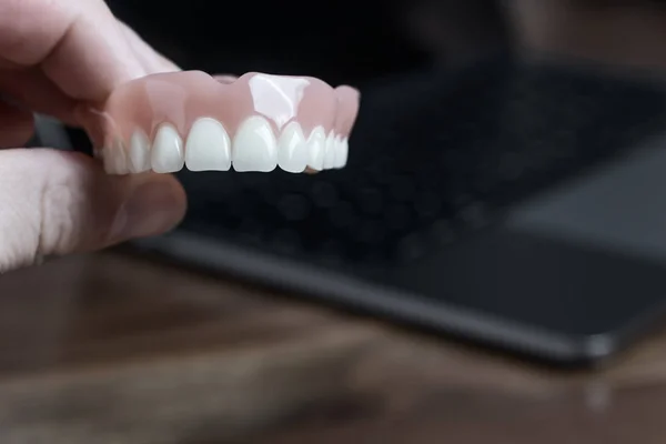 Técnico Dental Sosteniendo Conjunto Dientes Postizos Que Muestran Mandíbula Superior —  Fotos de Stock