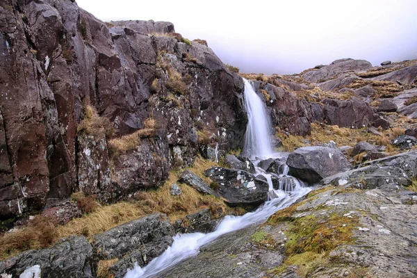 Satıcısı'nın Gölü şelale, Conor Pass, Dingle Yarımadası, yaban Atlantik yolu, Kerry, İrlanda