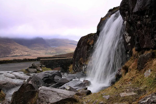 Satıcısı'nın Gölü şelale, Conor Pass, Dingle Yarımadası, yaban Atlantik yolu, Kerry, İrlanda