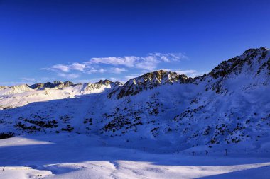Dağlar karla kaplı, Andorra.,