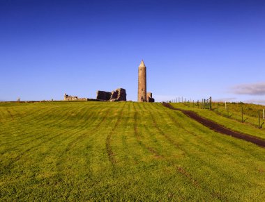 Devenish Adası 'ndaki yuvarlak kule, Lough Erne, Co. Fermanagh, Kuzey İrlanda