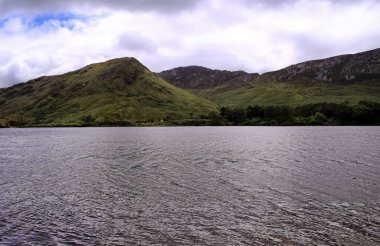 Kylemore Abbey 'deki Pollacappul Gölü, Connemara, Co. Galway, İrlanda