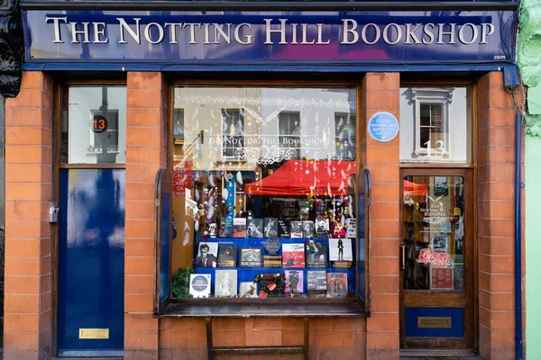 LONDON, İngiltere - 13 Nisan 2019: Notting Hill Kitapevi cephesi.
