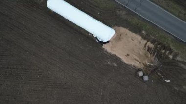 Yem, çok fazla var, bu yüzden hasat ve hasat hazırlığı için, mayalanma safhası birincil fermantasyon ve depolama ve beslenme dönemi. Folyo torbası tüneli, toprak, yukarısı