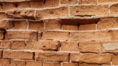 Evi çok aşınmış bir tuğla duvarla kaplamak. Tuğlalar rüzgar ve buz tarafından derinden aşınmış. 3 boyutlu bir yapı böcekler için barınak oluşturur