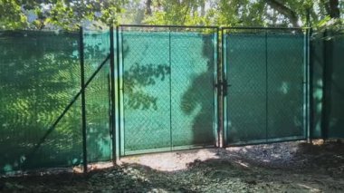 Tellerdeki gölgelendirme kumaşı özel bir alan yaratıyor ve bir dakika içinde sinir bozucu komşulardan ve sokaktan, inşaat alanından...