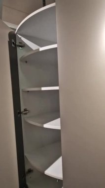 Açılış prensibi çok basit. Dolabın ön kapısına ya da çekmecesine bastığında açılıyor. Açmak için itmek basit bir mekaniktir, marangoz.