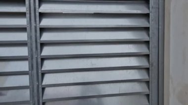 Metal alüminyum çıtçıtlardan yapılmış kapı ve zemin. Kapı çerçevesinde ve çitlerde yatay kirişlerle barut ateşlenmiş boya.