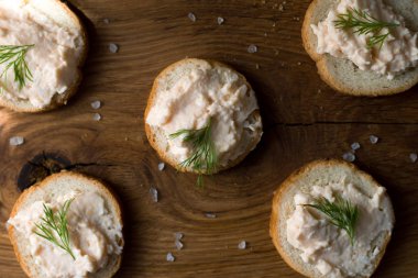 Ahşap rustik masa üzerinde sandviç. Kuş bakışı.