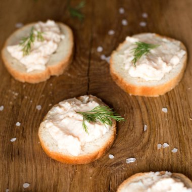 Ahşap rustik masa üzerinde sandviç. Kuş bakışı.