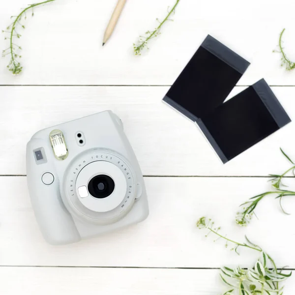 Vintage Fotokamera Vit Bakgrund Med Fotokort Polaroidkamera Instax Vit Kamera — Stockfoto