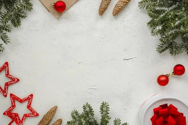 Beyaz Arka Plan Üzerinde Noel Tatil Kompozisyon Kırmızı Kurdele Köknar Telifsiz Stok Imajlar