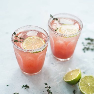 Limonata kan portakal, kekik, kireç ve buz ile yenileniyor. Sicilya portakal ile kokteyl. Kan portakal Margarita Cam tuzlu ağızlı. Üstten görünüm