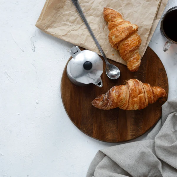 Hagyományos Francia Croissant Kávé Világos Szürke Háttér Ízletes Reggeli Croissant — Stock Fotó