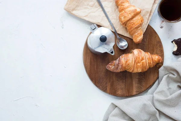 Tradycyjne Francuskiego Rogalika Jasnoszarym Tle Kawy Smaczne Śniadanie Rogalikami Świeże — Zdjęcie stockowe