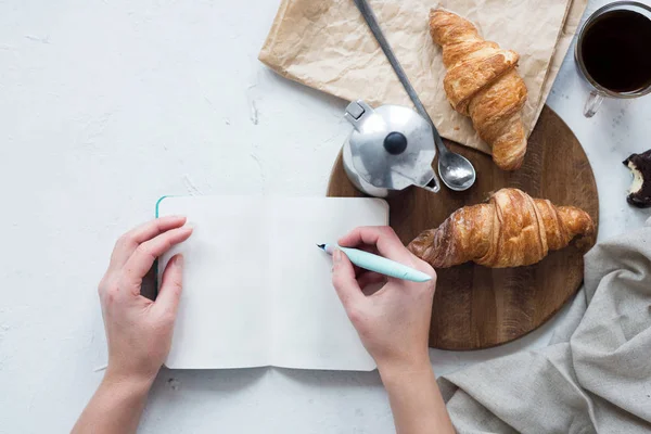 Κορίτσι Γυναίκα Εγγράφως Ανοίξτε Σημειωματάριο Στο Πρωινό Γαλλικά Κρουασάν Και — Φωτογραφία Αρχείου