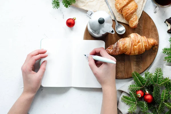 Dziewczyna Lub Kobieta Pisania Otwieramy Notatnikiem Śniadanie Kawy Rogalika Francuskiego — Zdjęcie stockowe